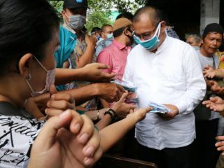 Plt Walikota Medan, Akhyar Nasution membagikan masker saat menggunjungi Pusat Pasar Medan.