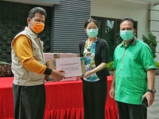 Kepala Badan Penanggulangan Bencana Daerah (BPBD) Kota Medan, Arjuna Sembiring dan Kadis Kesehatan Kota Medan, Edwin Effendi di Kediaman Konsul Jendral RRT Kota Medan menerima bantuan masker dari RRT.