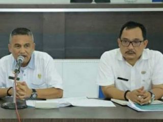 Kadis Keluarga Berencana Pengendalian Penduduk dan Perempuan Anak (KBPPPA) Kabupaten Asahan, Muhi Lubis dan Juru Bicara Gugus Tugas Covid -19 Kabupaten Asahan, Rahmat Hidayat Siregar