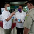 Perwakilan Capital Group, Romi menunjukkan tablet disinfektan yang merupakan bantuan mereka kepada Plt Walikota Medan, Akhyar Nasution di Halaman Kantor Walikota Medan, Selasa (14/4/2020)