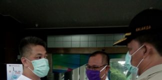 Perwakilan Capital Group, Romi menunjukkan tablet disinfektan yang merupakan bantuan mereka kepada Plt Walikota Medan, Akhyar Nasution di Halaman Kantor Walikota Medan, Selasa (14/4/2020)