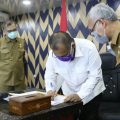 Plt Walikota Medan, Akhyar Nasution menandatangani berita acara Musrenbang 2021, Kamis (14/4/2020)