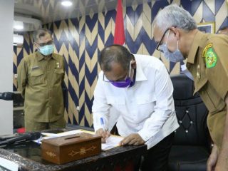 Plt Walikota Medan, Akhyar Nasution menandatangani berita acara Musrenbang 2021, Kamis (14/4/2020)