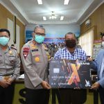 Kapolda Sumut Irjen Pol Martuani Sormin saat memberikan bantuan secara simbolis kepada pekerja sopir di wilayah Sumut, Rabu (15/04/2020)