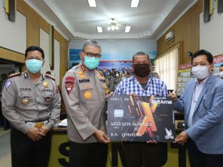 Kapolda Sumut Irjen Pol Martuani Sormin saat memberikan bantuan secara simbolis kepada pekerja sopir di wilayah Sumut, Rabu (15/04/2020)