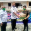 Plt Kepala Dinas Penanaman Modal dan Pelayanan Terpadu Satu Pintu (PMPTSP) Kota Medan, Ahmad Basyaruddin menyerahkan bantuan berupa beras 5 kg dan satu kotak mie instan kepada 196 PHL PD Pasar Kota Medan di Halaman Kantor PD Pasar Kota Medan
