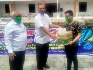 Plt Kepala Dinas Penanaman Modal dan Pelayanan Terpadu Satu Pintu (PMPTSP) Kota Medan, Ahmad Basyaruddin menyerahkan bantuan berupa beras 5 kg dan satu kotak mie instan kepada 196 PHL PD Pasar Kota Medan di Halaman Kantor PD Pasar Kota Medan