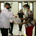 Plt Walikota Medan, Akhyar Nasution menyerahkan bantuan sembako kepada masyarakat kurang mampu yang terkena dampak Covid-19.