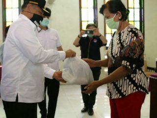 Plt Walikota Medan, Akhyar Nasution menyerahkan bantuan sembako kepada masyarakat kurang mampu yang terkena dampak Covid-19.