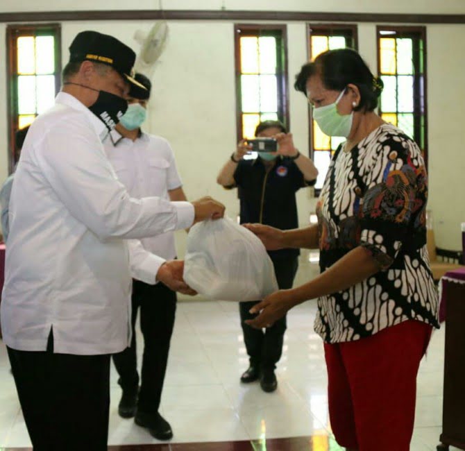 Plt Walikota Medan, Akhyar Nasution menyerahkan bantuan sembako kepada masyarakat kurang mampu yang terkena dampak Covid-19.