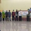 Ketua PWI Sumut H. Hermansjah SE beserta unsur pengurus secara simbolis menerima bantuan dari Ketua IKA Sekolah Sutung/Sutomo Medan Supandi Kusuma beserta Anggota DPR-RI dr. Sofyan Tan dan jajaran Alumni bersama pengurus Lions Club Indonesia Distrik 307 A2.