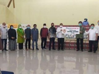 Ketua PWI Sumut H. Hermansjah SE beserta unsur pengurus secara simbolis menerima bantuan dari Ketua IKA Sekolah Sutung/Sutomo Medan Supandi Kusuma beserta Anggota DPR-RI dr. Sofyan Tan dan jajaran Alumni bersama pengurus Lions Club Indonesia Distrik 307 A2.