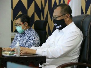 Plt Wali Kota Medan Akhyar Nasution ketika melakukan rapat progres pembangunan jalan tol di Sumatera Utara melalui Video Conference di Command Center Balai Kota Medan.