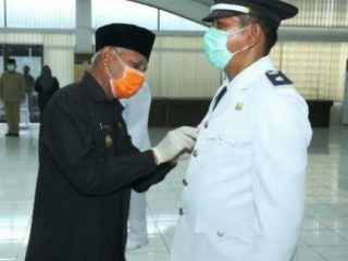 Bupati Asahan, Surya melantik Kepala Desa Perbangunan, Kecamatan Sei Kepayang, Arinton Sihotang dan Kades Sukadamai, Kecamatan Pulo Bandring, Sujadi Pranata di Aula Melati Kantor Bupati Asahan