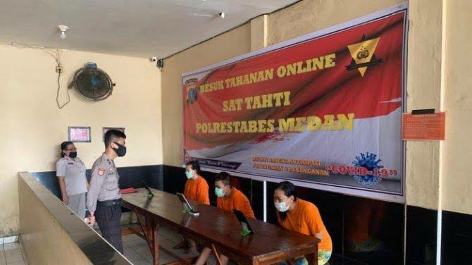 Besuk tahanan di Polrestabes Medan dilakukan secara Online dikarenakan mencegah penyebaran Virus Corona.