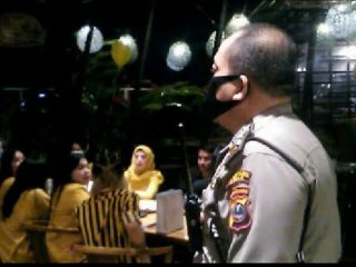 Personel Polsek Medan Baru bubarkan pesta ulang tahun di Deli Hotel Medan Jalan Abdullah Lubis, Senin (27/4/2020).