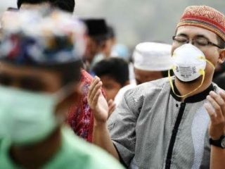 Ini Hukum Shalat Pakai Masker dan Shaf Dijarangkan