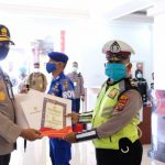 Kapolda Sumut Irjen Pol Drs Martuani Sormin, M.Si berikan piagam penghargaan kepada tiga personel yang berprestasi dan berdedikasi.