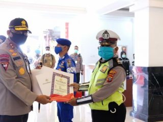 Peduli Ditengah Wabah Corona, 3 Personel Diganjar Piagam Penghargaan