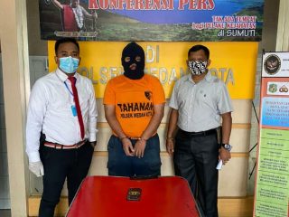 Konferensi Pers Kapolsek Medan Kota, Kompol Rikki Ramadhan melalui Kanit Reskrim, Iptu Ainul Yaqin, menjelaskan awal penggelapan ini terjadi pada Selasa (31/3/2020)