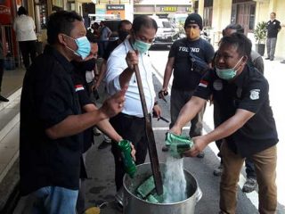 Kasat Narkoba Polrestabes Medan, AKBP Sugeng Riyadi pimpin pemusnahan 15 kg sabu-sabu dan 60.500 butir pil ekstasi. (ist)