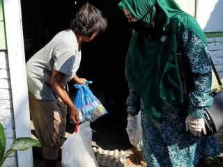 Ketua TP PKK Kabupaten Asahan, Titiek Sugiarty Surya mengatakan, paket sembako yang dibagikan berisi beras 10 kg, gula 1 kg, telur 1 papan, bubuk teh dan minyak makan 1 liter.