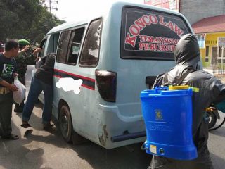 Komunitas Sedekah Jumat (KSJ) Deliserdang melakukan penyemprotan disinfektan di fasilitas umum dan juga angkutan umum.