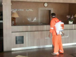 Manajemen Hotel Dhaksina Medan Semprot Disinfektan