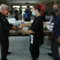 Masyarakat keturunan tionghoa berdomisili di Asahan memberikan bantuan kepada Tim Gugus Tugas Covid-19 Asahan, Senin (13/4/2020).