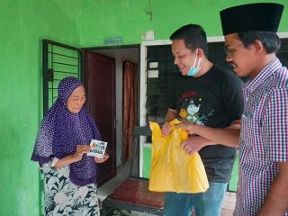 Direktur Marketing PT. HMI, Muhammad Fajeri Siregar menyalurkan paket sembako kepada warga sekitar Arena Sumut Fair yang secara ekonomi terdampak wabah Covid-19.