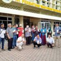 Ketua PWI Sumut secara simbolis menyerahkan masker dan paket makanan kepada Anggota yang bertugas di Kota Medan.