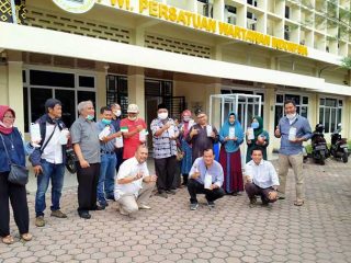 Ketua PWI Sumut secara simbolis menyerahkan masker dan paket makanan kepada Anggota yang bertugas di Kota Medan.