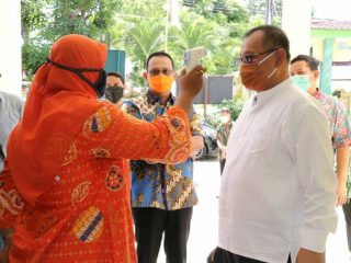 Akhyar ketika menghadiri penyerahan bantuan kepedulian pasca pandemi Covid-19 dari seluruh aparatur sipil negara (ASN) Pemprov Sumut kepada Kecamatan Medan Denai di Kantor Camat Medan Denai, Jumat (24/3/2020).