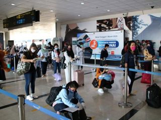 Para WNI yang tiba di Bandara Kualanamu Internasional dari Malaysia. (ist)