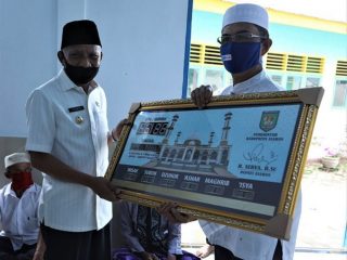 Bupati Asahan, Surya beserta jajarannya melakukan safari Ramadan di Masjid Al-Falah, Desa Manis Dusun 6 Kecamatan Pulau Rakyat, Asahan.