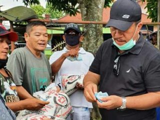 Sekdakab Asahan, Taufik Zainal Abidin memberikan bantuan kepada 65 supir bus pariwisata, Minggu (19/4/2020).