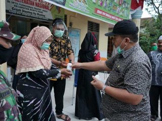 Sekdakab Asahan, Taufik Zainal Abidin Siregar serahkan bantuan Alat Pelindung Diri (APD) kepada tiga puskesmas, Jumat (17/4/2020).