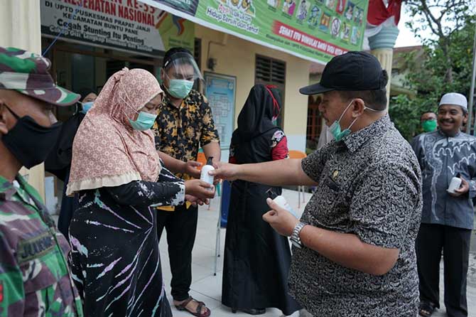 Sekdakab Asahan, Taufik Zainal Abidin Siregar serahkan bantuan Alat Pelindung Diri (APD) kepada tiga puskesmas, Jumat (17/4/2020).