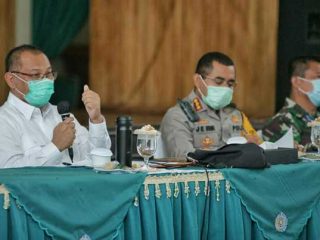 Plt Walikota Medan, Akhyar Nasution ketika memimpin Rapat Gugus Tugas Percepatan Penanganan Covid-19 di Gedung PKK Kota Medan.