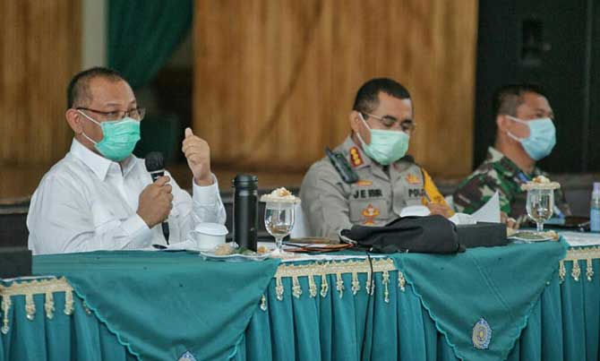 Plt Walikota Medan, Akhyar Nasution ketika memimpin Rapat Gugus Tugas Percepatan Penanganan Covid-19 di Gedung PKK Kota Medan.
