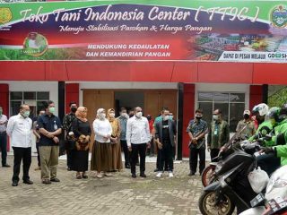 Gubernur Sumut Edy Rahmayadi saat meresmikan Toko Tani Indonesia Center (TTIC) di Kantor Dinas Perkebunan Jalan AH Nasution Medan, Kamis (16/4/2020).