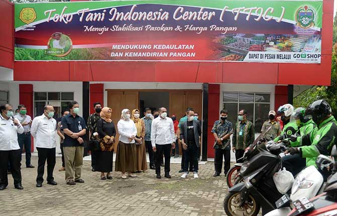 Gubernur Sumut Edy Rahmayadi saat meresmikan Toko Tani Indonesia Center (TTIC) di Kantor Dinas Perkebunan Jalan AH Nasution Medan, Kamis (16/4/2020).