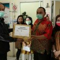 Sekretaris Daerah Kabupaten Asahan, Taufik Zainal Abidin Siregar menyerahkan bantuan APD dari pemrovsu ketiga puskesmas, Kamis (23/4/2020).