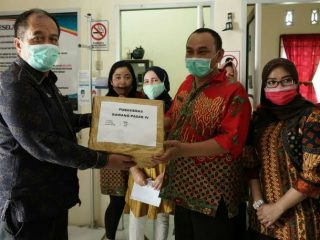 Sekretaris Daerah Kabupaten Asahan, Taufik Zainal Abidin Siregar menyerahkan bantuan APD dari pemrovsu ketiga puskesmas, Kamis (23/4/2020).