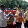 Plt Walikota Medan, Akhyar Nasution saat menerima bantuan westafel portable dari Lions Club di Halaman Kantor Walikota Medan, Selasa (14/4/2020).