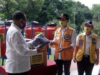 Plt Walikota Medan, Akhyar Nasution saat menerima bantuan westafel portable dari Lions Club di Halaman Kantor Walikota Medan, Selasa (14/4/2020).