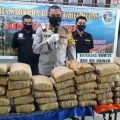Kapolrestabes Medan, Kombes Pol Johnny Eddizon Isir, didampingi Kasat Narkoba, AKBP Akala saat merilis kasus ini, di Mapolrestabes Medan