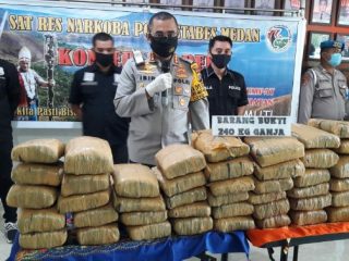 Kapolrestabes Medan, Kombes Pol Johnny Eddizon Isir, didampingi Kasat Narkoba, AKBP Akala saat merilis kasus ini, di Mapolrestabes Medan