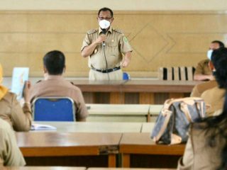 Plt Walikota Medan, Akhyar Nasution saat penyerahan 1.376 unit notebook kepada kepala sekolah SMP dan SD di Aula Kantor Dinas Pendidikan Kota Medan, Jalan Pelita IV, Kecamatan Medan Perjuangan, belum lama ini. (dok/kaldera)