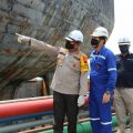 Kapolda Sumut Irjen Pol Martuani Sormin, saat meninjau kapal tanker Jag Leela.